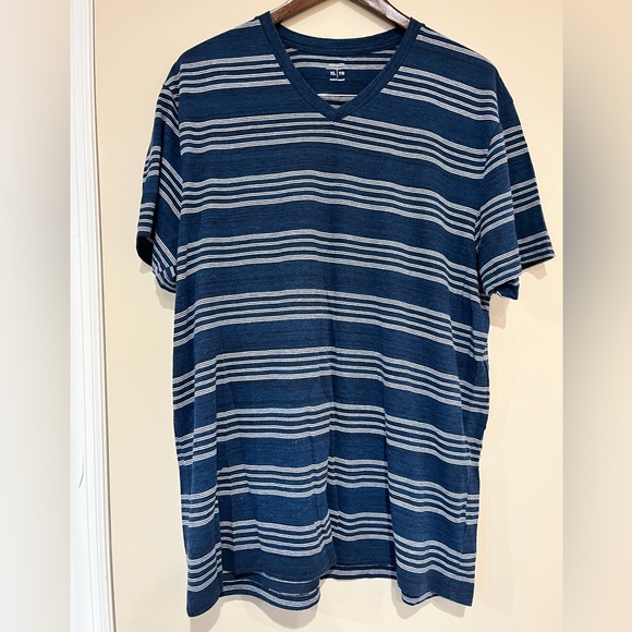 3 Old Navy V-Neck T-Shirts. Size XL - Picture 5 of 10